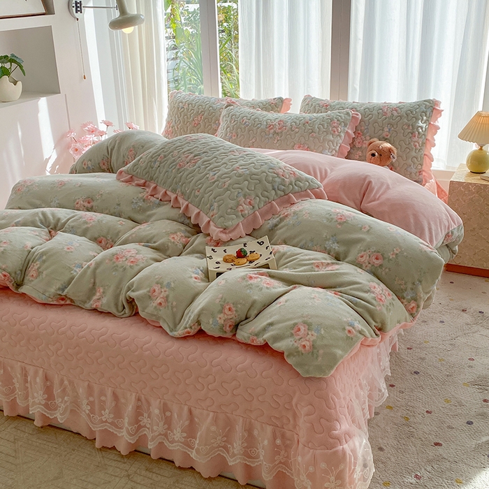 91家纺网 家纺一手货源 找家纺 钰锦珀家纺 2025新款高克重牛奶绒蕾丝双层花边床盖四件套床盖三件套 沐熙花