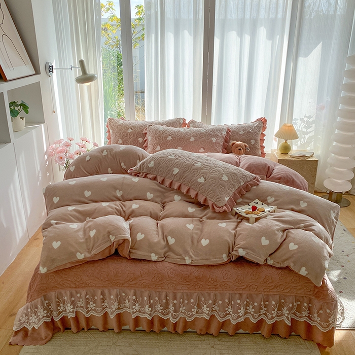 91家纺网 家纺一手货源 找家纺 钰锦珀家纺 2025新款高克重牛奶绒蕾丝双层花边床盖四件套床盖三件套 心心相印