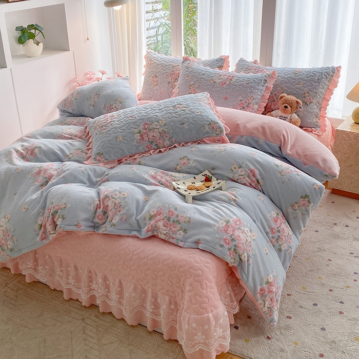 91家纺网 家纺一手货源 找家纺 钰锦珀家纺 2025新款高克重牛奶绒蕾丝双层花边床盖四件套床盖三件套 柔情花梦