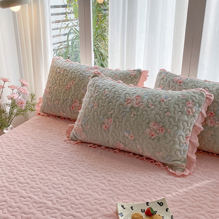 91家纺网 家纺一手货源 找家纺 钰锦珀家纺 2025新款高克重牛奶绒蕾丝双层花边床盖四件套床盖三件套 沐熙花