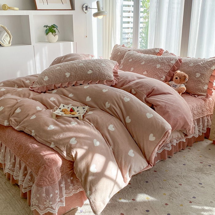 91家纺网 家纺一手货源 找家纺 钰锦珀家纺 2025新款高克重牛奶绒蕾丝双层花边床盖四件套床盖三件套 心心相印