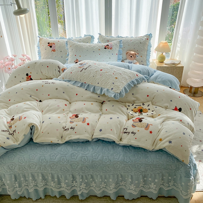 91家纺网 家纺一手货源 找家纺 钰锦珀家纺 2025新款高克重牛奶绒蕾丝双层花边床盖四件套床盖三件套 童趣星海