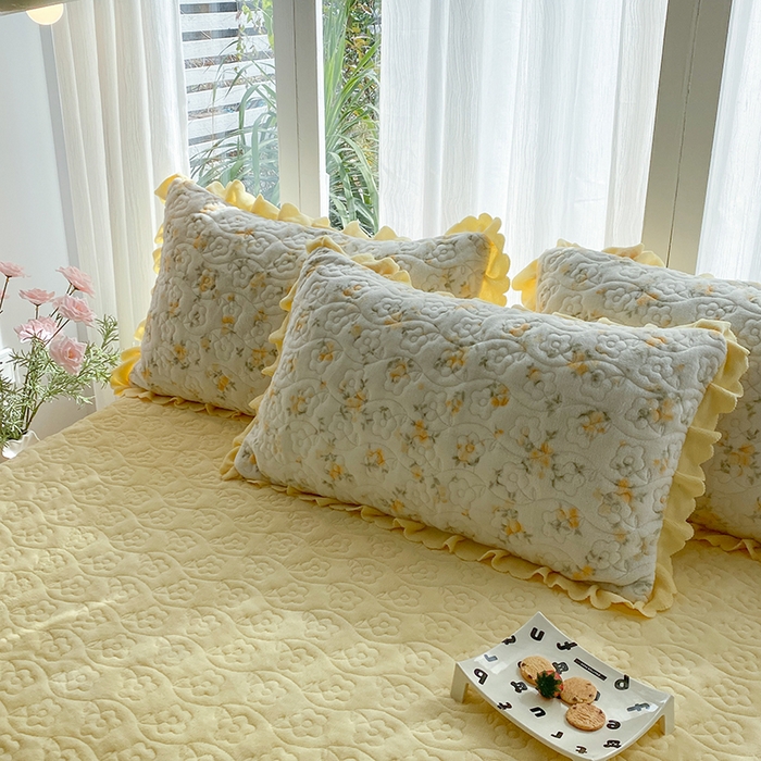 91家纺网 家纺一手货源 找家纺 钰锦珀家纺 2025新款高克重牛奶绒蕾丝双层花边床盖四件套床盖三件套 梨花落