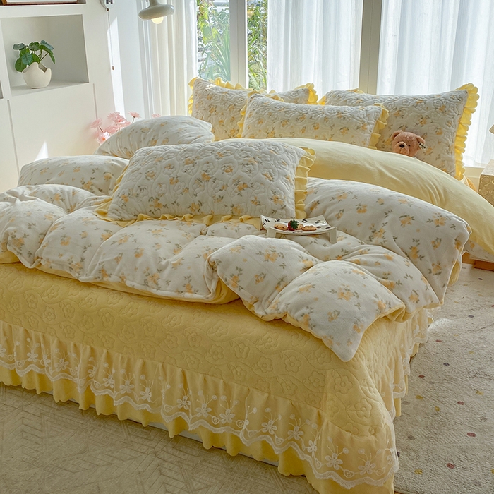 91家纺网 家纺一手货源 找家纺 钰锦珀家纺 2025新款高克重牛奶绒蕾丝双层花边床盖四件套床盖三件套 梨花落