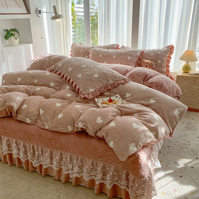 91家纺网 家纺一手货源 找家纺 钰锦珀家纺 2025新款高克重牛奶绒蕾丝双层花边床盖四件套床盖三件套 心心相印