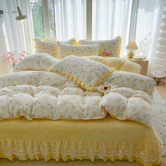 91家纺网 家纺一手货源 找家纺 钰锦珀家纺 2025新款高克重牛奶绒蕾丝双层花边床盖四件套床盖三件套 梨花落