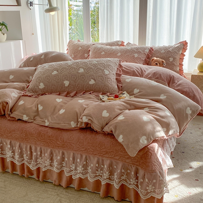 91家纺网 家纺一手货源 找家纺 钰锦珀家纺 2025新款高克重牛奶绒蕾丝双层花边床盖四件套床盖三件套 心心相印