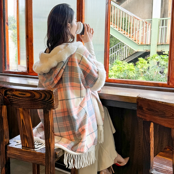 91家纺网 家纺一手货源 找家纺 丹本家纺 2025新款仿羊绒大码流苏大毛领斗篷披肩外套连帽加绒加厚高档秋冬保暖格子大衣 粉蓝