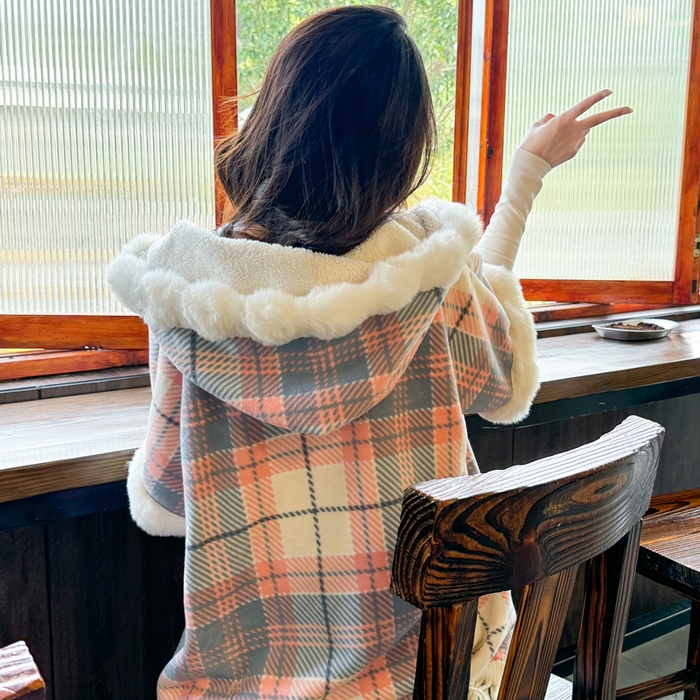 91家纺网 家纺一手货源 找家纺 丹本家纺 2025新款仿羊绒大码流苏大毛领斗篷披肩外套连帽加绒加厚高档秋冬保暖格子大衣 粉蓝