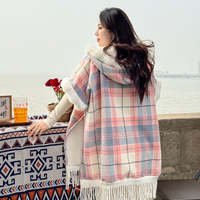 91家纺网 家纺一手货源 找家纺 丹本家纺 2025新款仿羊绒大码流苏大毛领斗篷披肩外套连帽加绒加厚高档秋冬保暖格子大衣 粉蓝