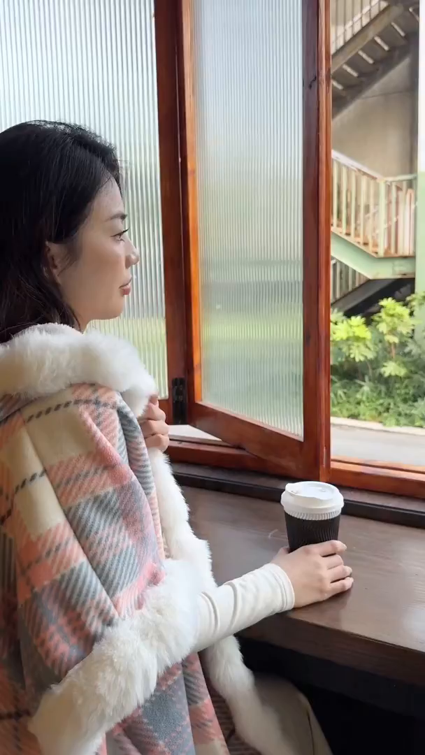 91家纺网 家纺一手货源 找家纺 丹本家纺 2025新款仿羊绒大码流苏大毛领斗篷披肩外套连帽加绒加厚高档秋冬保暖格子大衣 粉蓝