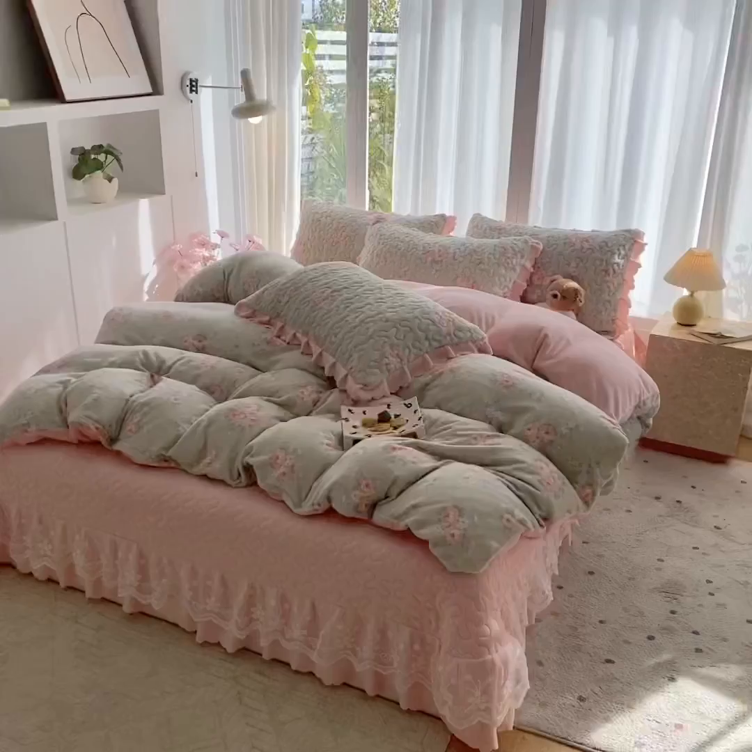 91家纺网 家纺一手货源 找家纺 钰锦珀家纺 2025新款高克重牛奶绒蕾丝双层花边床盖四件套床盖三件套 沐熙花
