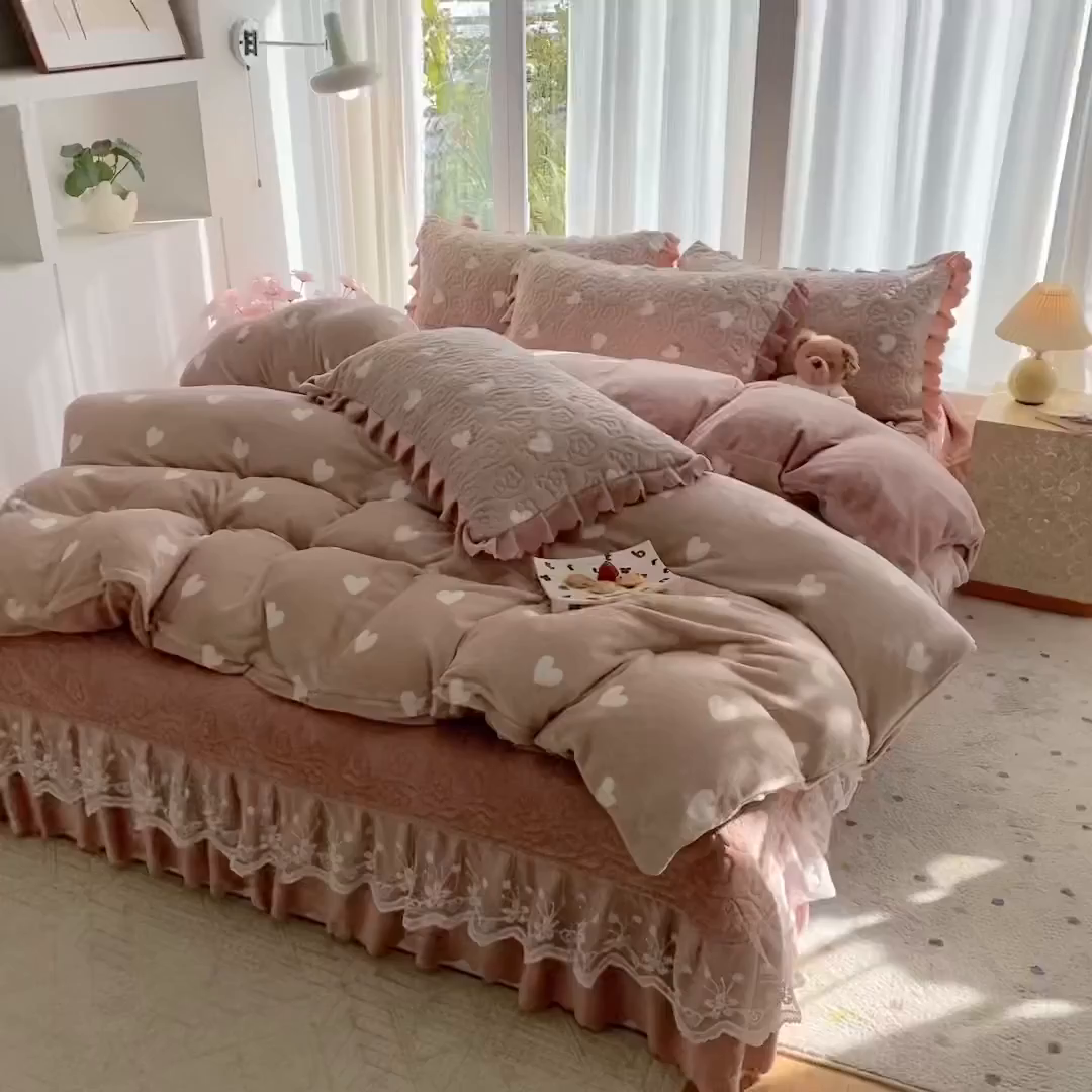 91家纺网 家纺一手货源 找家纺 钰锦珀家纺 2025新款高克重牛奶绒蕾丝双层花边床盖四件套床盖三件套 心心相印