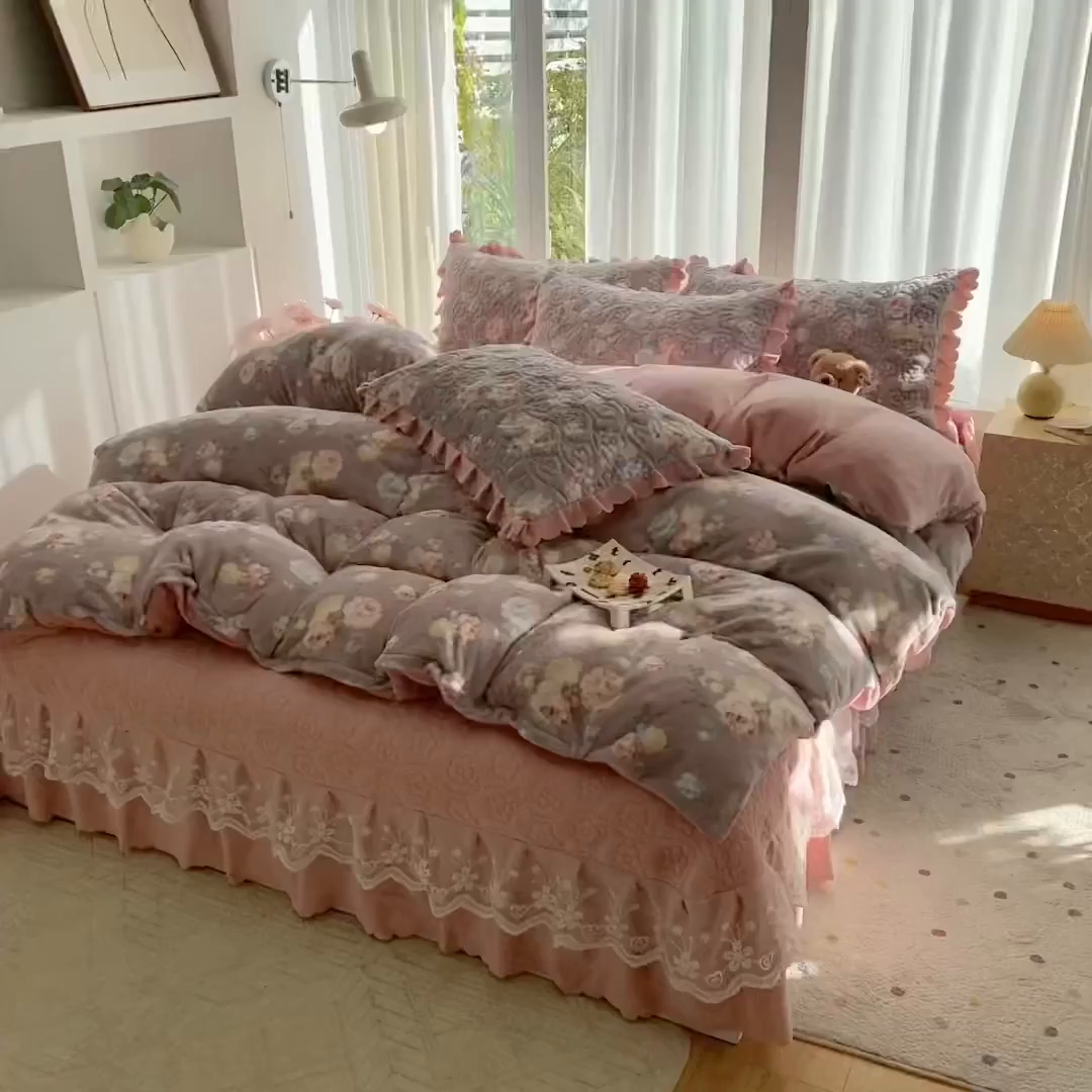 91家纺网 家纺一手货源 找家纺 钰锦珀家纺 2025新款高克重牛奶绒蕾丝双层花边床盖四件套床盖三件套 春语