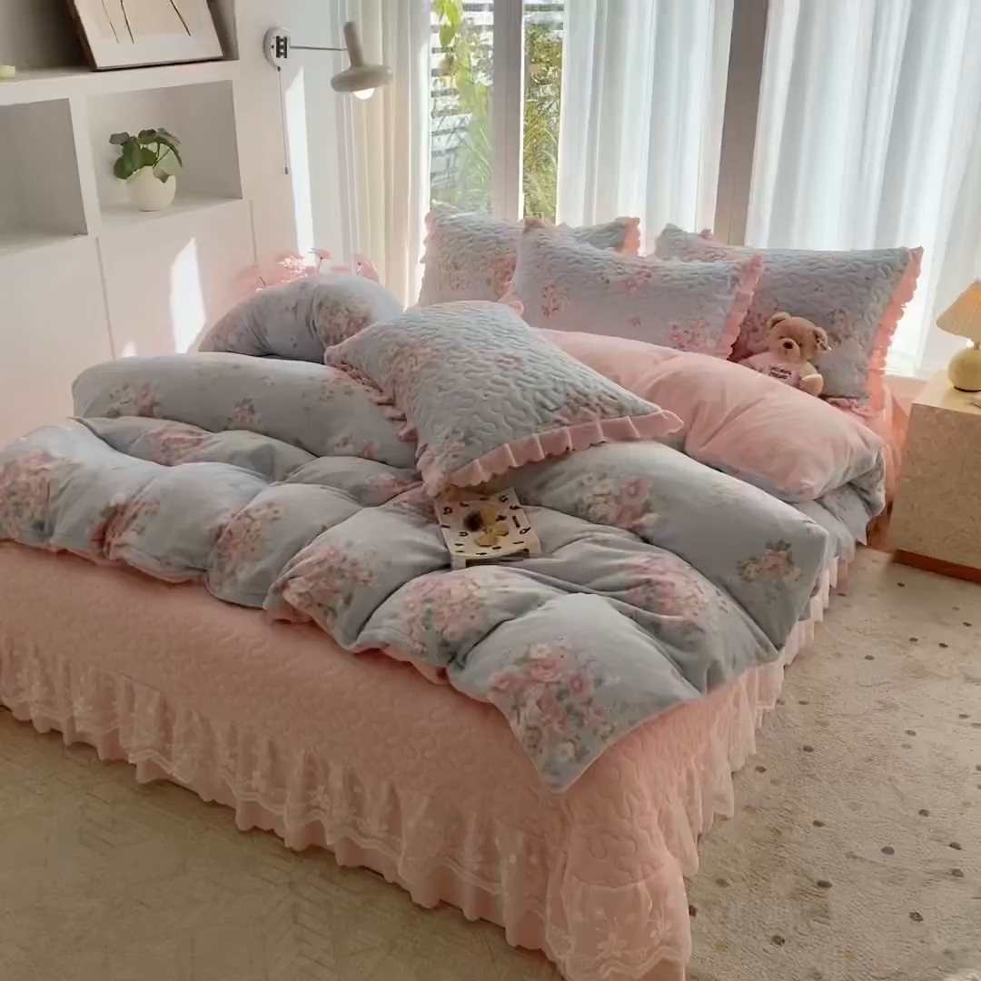 91家纺网 家纺一手货源 找家纺 钰锦珀家纺 2025新款高克重牛奶绒蕾丝双层花边床盖四件套床盖三件套 柔情花梦