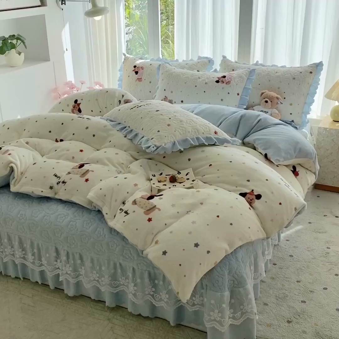 91家纺网 家纺一手货源 找家纺 钰锦珀家纺 2025新款高克重牛奶绒蕾丝双层花边床盖四件套床盖三件套 童趣星海