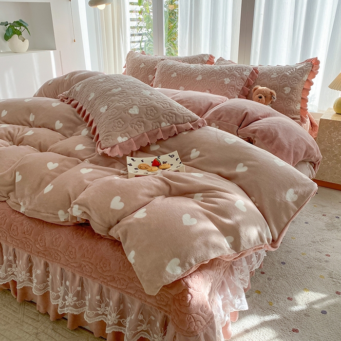 91家纺网 家纺一手货源 找家纺 钰锦珀家纺 2025新款高克重牛奶绒蕾丝双层花边床盖四件套床盖三件套 心心相印