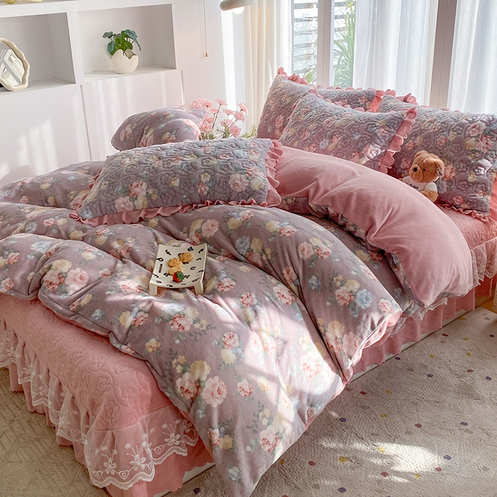 91家纺网 家纺一手货源 找家纺 钰锦珀家纺 2025新款高克重牛奶绒蕾丝双层花边床盖四件套床盖三件套 春语