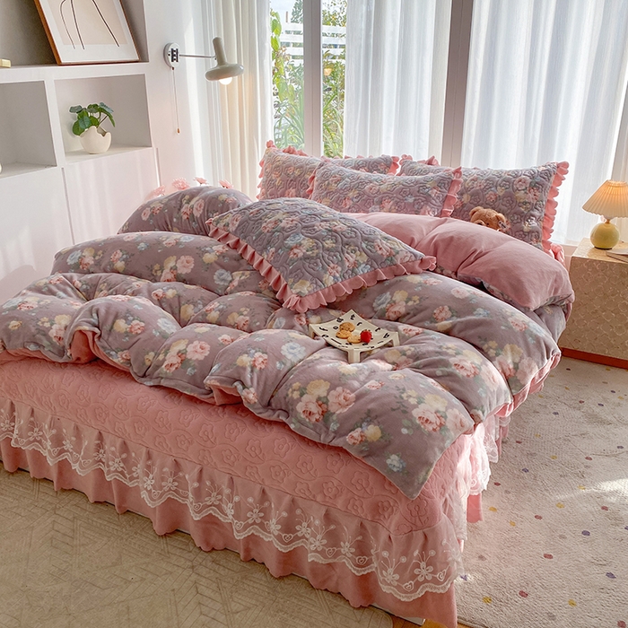 91家纺网 家纺一手货源 找家纺 钰锦珀家纺 2025新款高克重牛奶绒蕾丝双层花边床盖四件套床盖三件套 春语