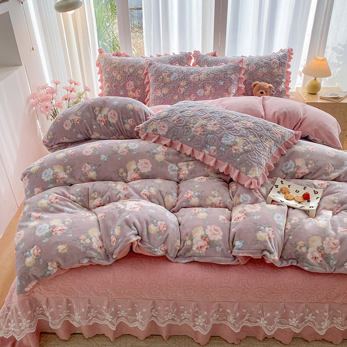 91家纺网 家纺一手货源 找家纺 （总）钰锦珀家纺 2025新款高克重牛奶绒蕾丝双层花边床盖四件套床盖三件套