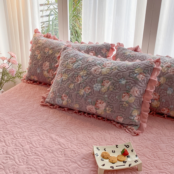 91家纺网 家纺一手货源 找家纺 钰锦珀家纺 2025新款高克重牛奶绒蕾丝双层花边床盖四件套床盖三件套 春语