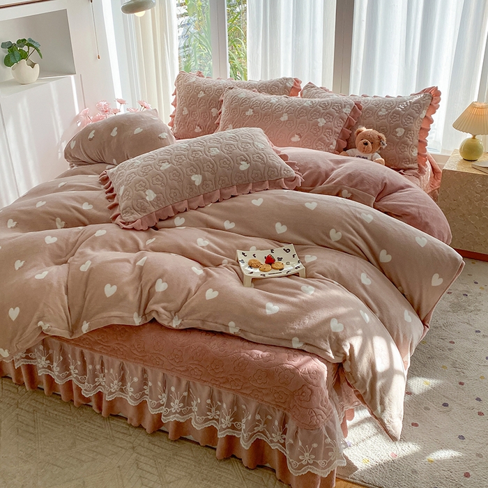 91家纺网 家纺一手货源 找家纺 钰锦珀家纺 2025新款高克重牛奶绒蕾丝双层花边床盖四件套床盖三件套 心心相印