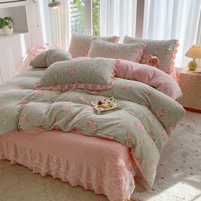 91家纺网 家纺一手货源 找家纺 钰锦珀家纺 2025新款高克重牛奶绒蕾丝双层花边床盖四件套床盖三件套 沐熙花