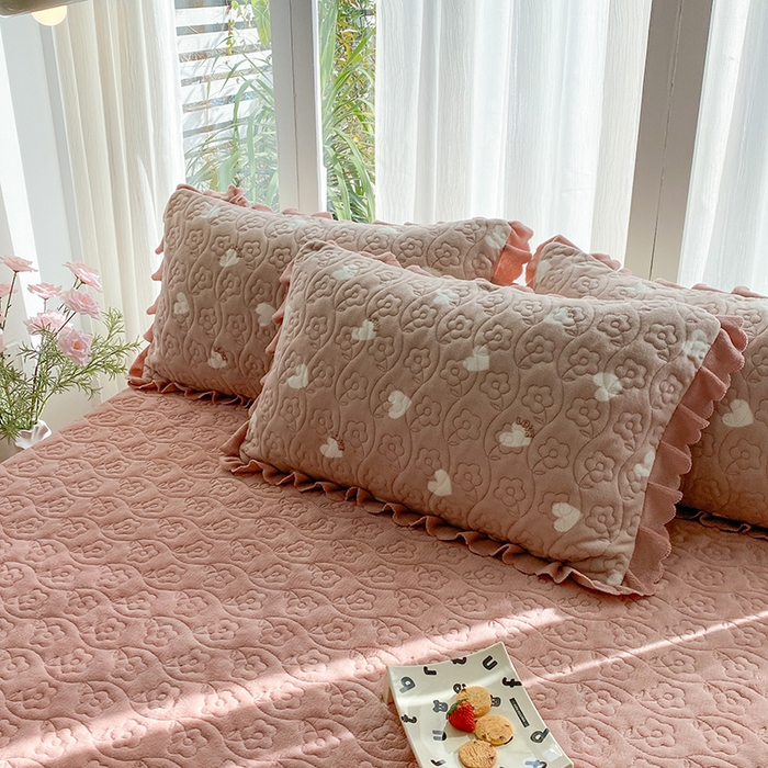 91家纺网 家纺一手货源 找家纺 钰锦珀家纺 2025新款高克重牛奶绒蕾丝双层花边床盖四件套床盖三件套 心心相印