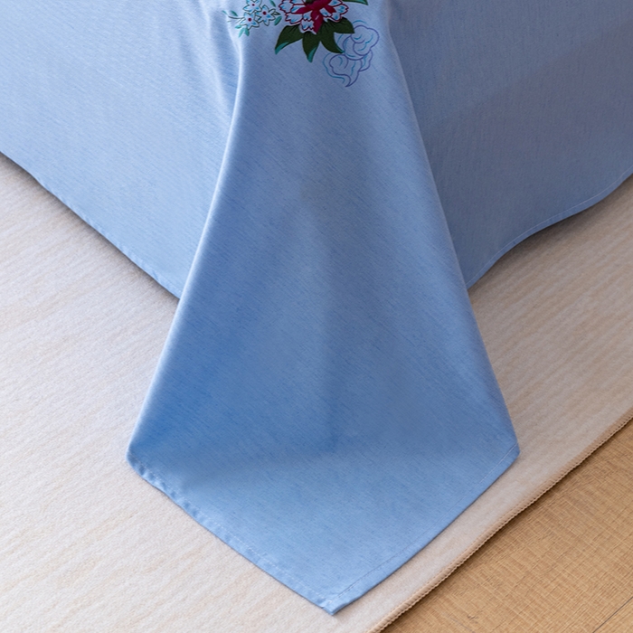 91家纺网 家纺一手货源 找家纺 居美良品 2025新款老上海国民人字纹凤穿牡丹床单 花篮牡丹-蓝色