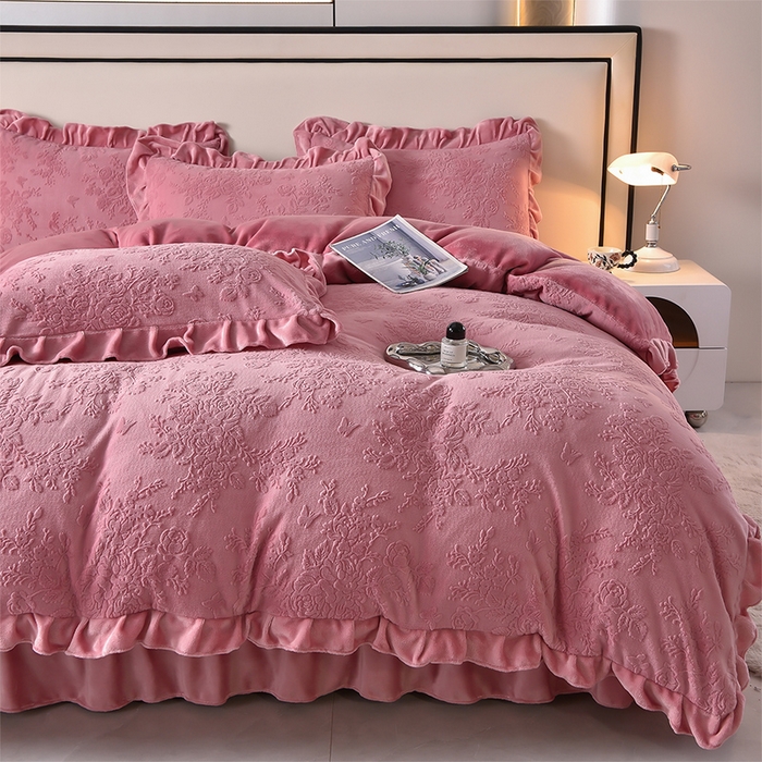 91家纺网 家纺一手货源 找家纺 赫本家纺  2025新款高克重纯色花边款雕花绒床盖款四件套 如梦-豆沙