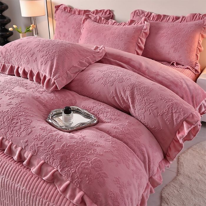 91家纺网 家纺一手货源 找家纺 赫本家纺  2025新款高克重纯色花边款雕花绒床盖款四件套 如梦-豆沙