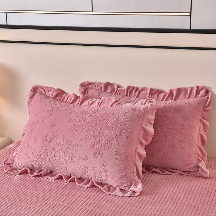 91家纺网 家纺一手货源 找家纺 赫本家纺  2025新款高克重纯色花边款雕花绒床盖款四件套 如梦-豆沙