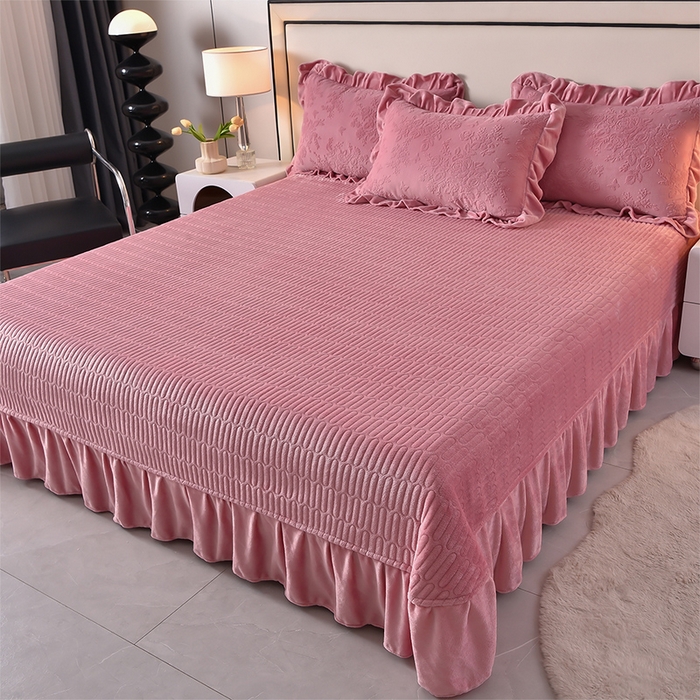 91家纺网 家纺一手货源 找家纺 赫本家纺  2025新款高克重纯色花边款雕花绒床盖款四件套 如梦-豆沙