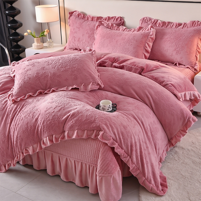 91家纺网 家纺一手货源 找家纺 赫本家纺  2025新款高克重纯色花边款雕花绒床盖款四件套 如梦-豆沙