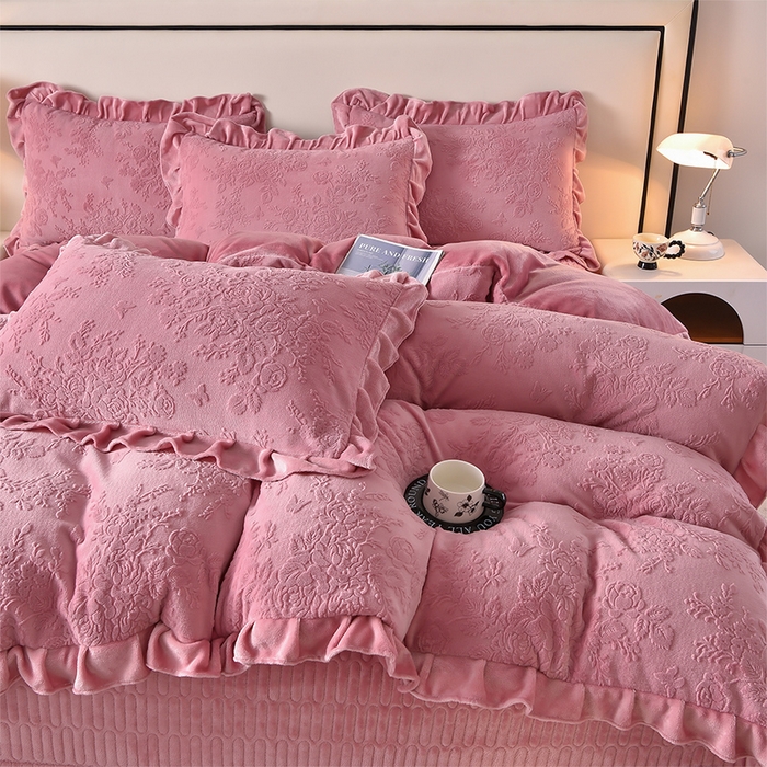 91家纺网 家纺一手货源 找家纺 赫本家纺  2025新款高克重纯色花边款雕花绒床盖款四件套 如梦-豆沙