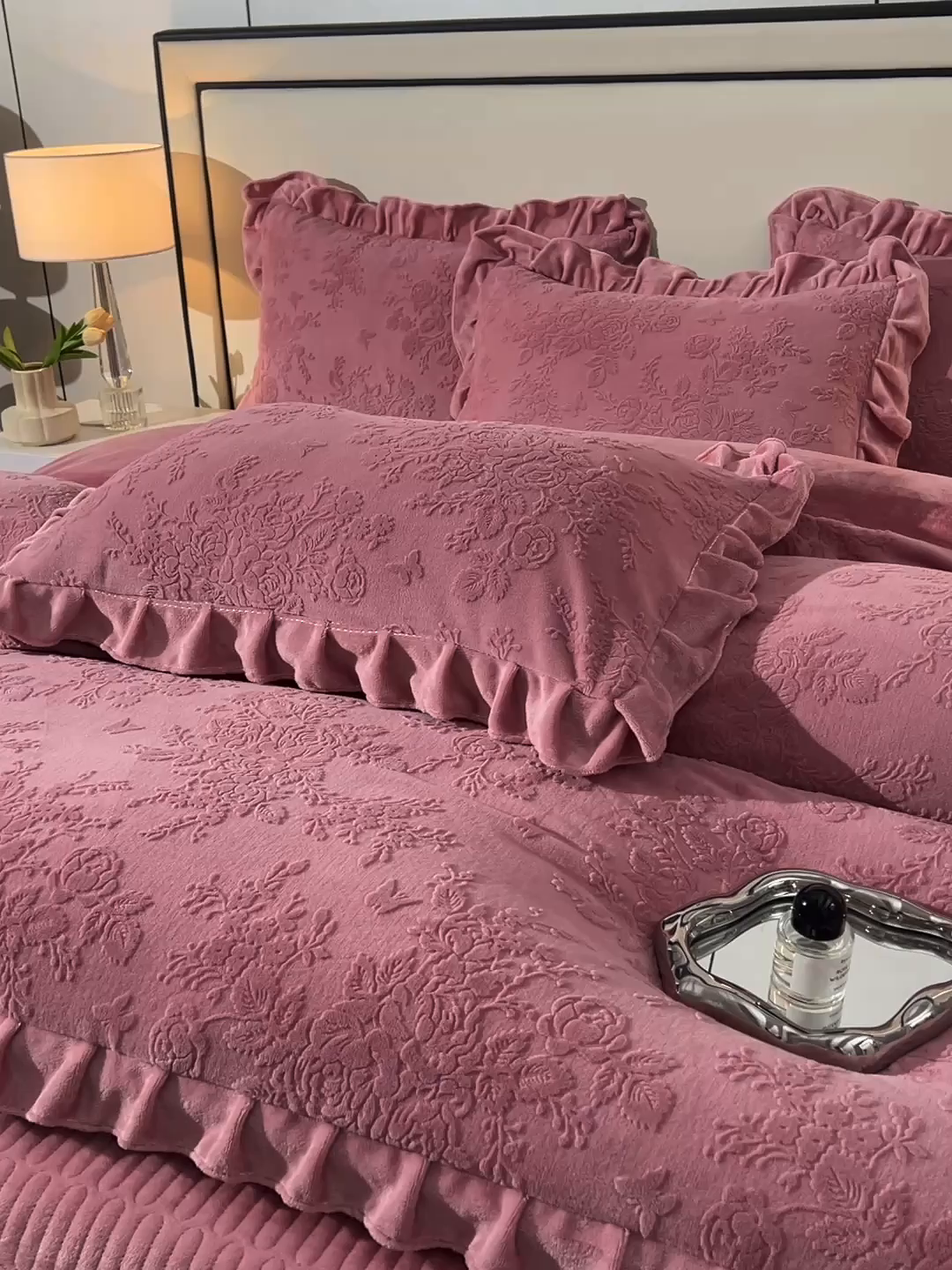 91家纺网 家纺一手货源 找家纺 赫本家纺  2025新款高克重纯色花边款雕花绒床盖款四件套 如梦-豆沙