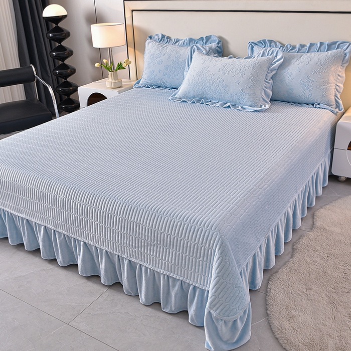 91家纺网 家纺一手货源 找家纺 赫本家纺  2025新款高克重纯色花边款雕花绒床盖款四件套 如梦-蓝