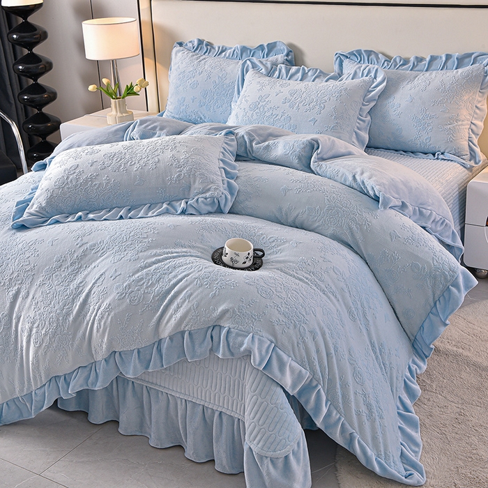 91家纺网 家纺一手货源 找家纺 赫本家纺  2025新款高克重纯色花边款雕花绒床盖款四件套 如梦-蓝