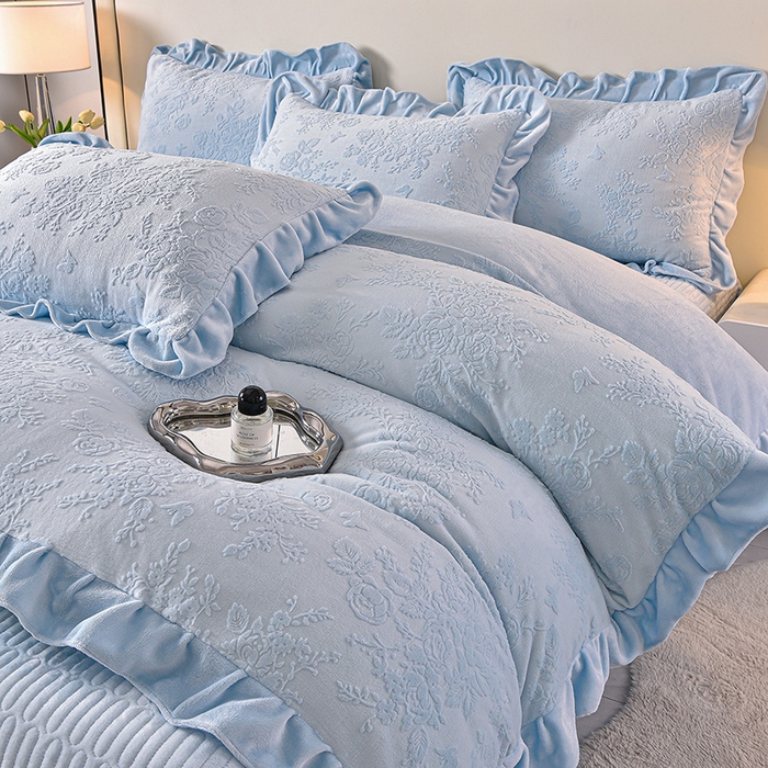 91家纺网 家纺一手货源 找家纺 赫本家纺  2025新款高克重纯色花边款雕花绒床盖款四件套 如梦-蓝