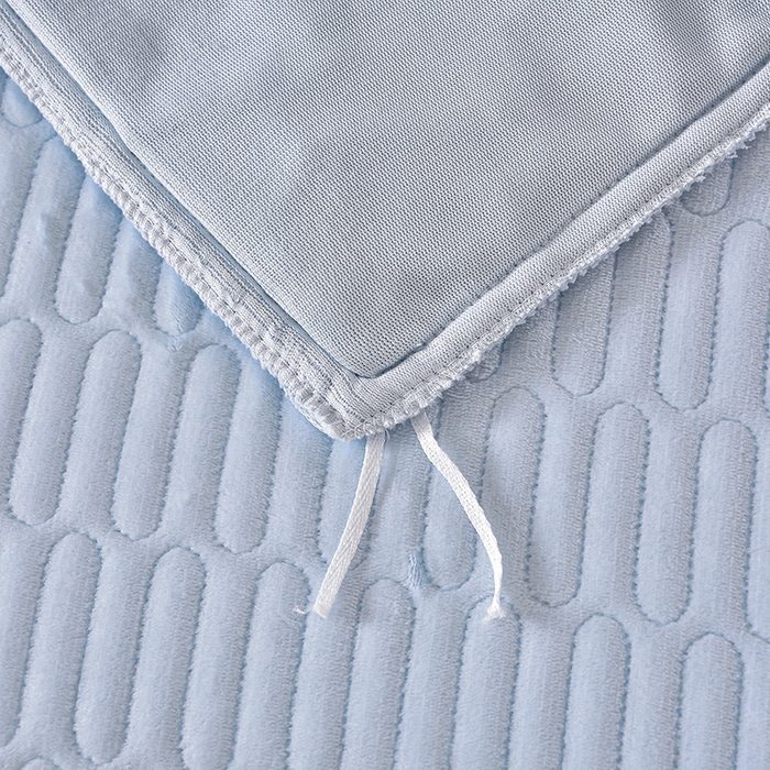 91家纺网 家纺一手货源 找家纺 赫本家纺  2025新款高克重纯色花边款雕花绒床盖款四件套 如梦-蓝