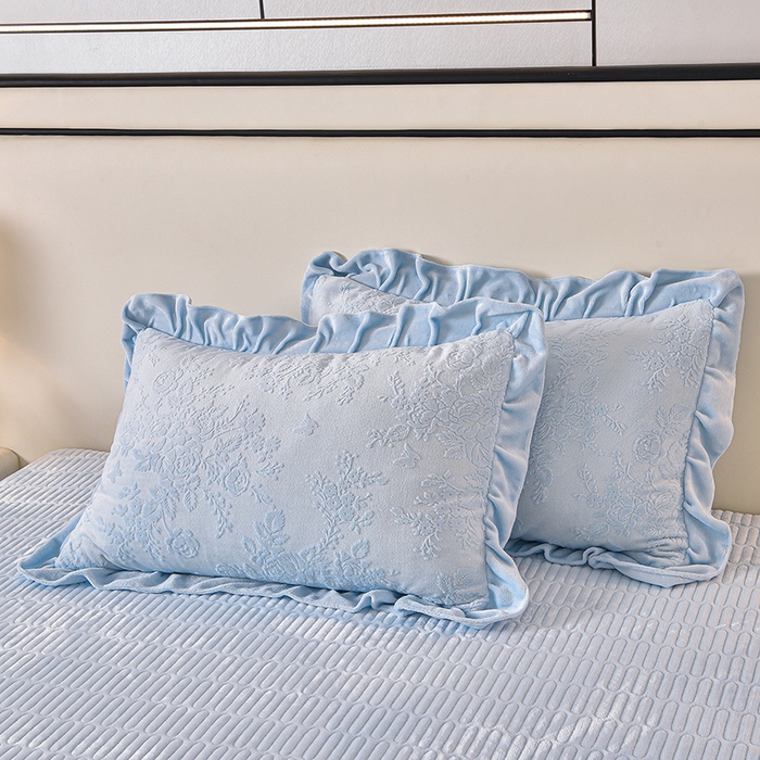 91家纺网 家纺一手货源 找家纺 赫本家纺  2025新款高克重纯色花边款雕花绒床盖款四件套 如梦-蓝