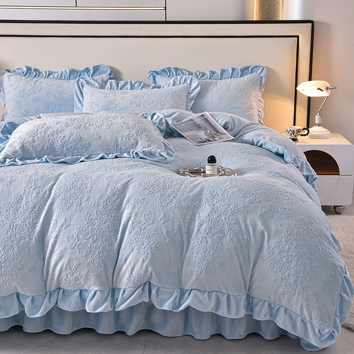 91家纺网 家纺一手货源 找家纺 赫本家纺  2025新款高克重纯色花边款雕花绒床盖款四件套 如梦-蓝