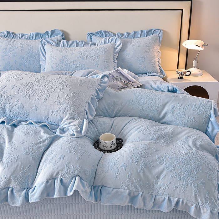 91家纺网 家纺一手货源 找家纺 赫本家纺  2025新款高克重纯色花边款雕花绒床盖款四件套 如梦-蓝