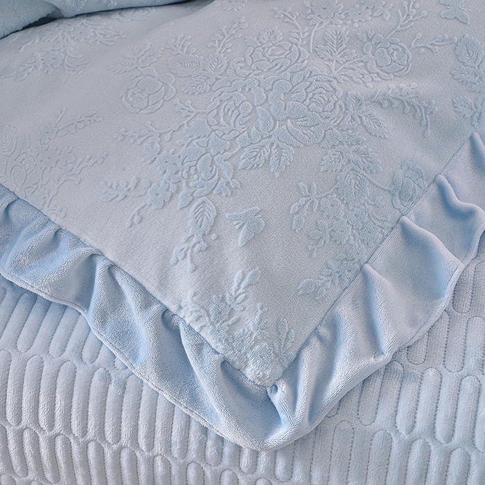 91家纺网 家纺一手货源 找家纺 赫本家纺  2025新款高克重纯色花边款雕花绒床盖款四件套 如梦-蓝