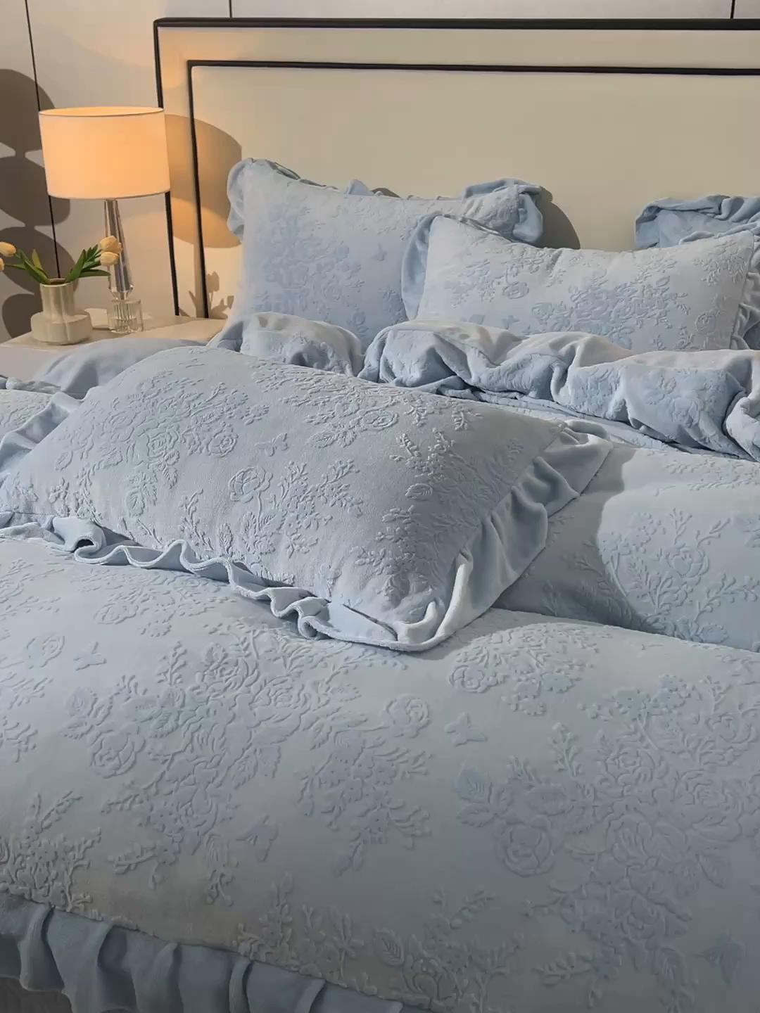 91家纺网 家纺一手货源 找家纺 赫本家纺  2025新款高克重纯色花边款雕花绒床盖款四件套 如梦-蓝