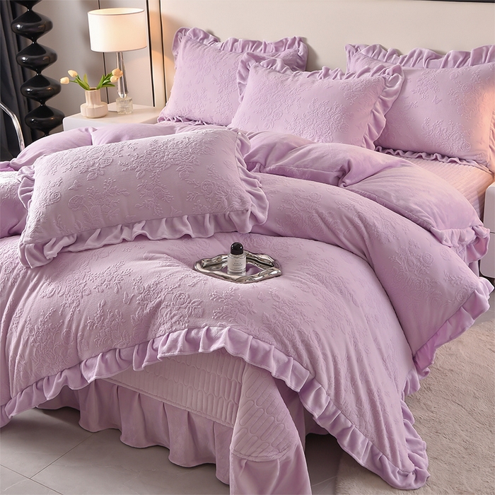 91家纺网 家纺一手货源 找家纺 赫本家纺  2025新款高克重纯色花边款雕花绒床盖款四件套 如梦-紫
