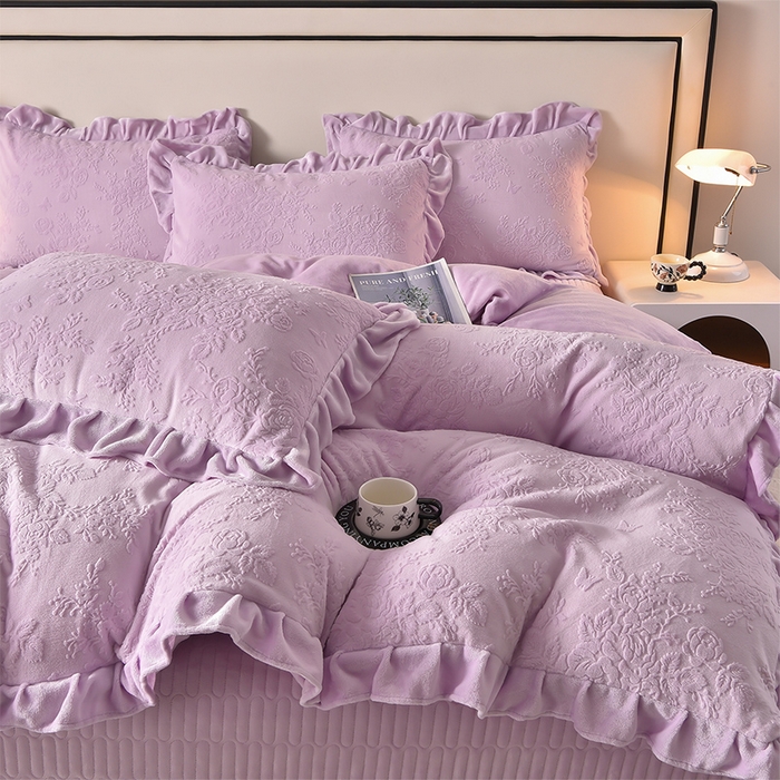 91家纺网 家纺一手货源 找家纺 赫本家纺  2025新款高克重纯色花边款雕花绒床盖款四件套 如梦-紫