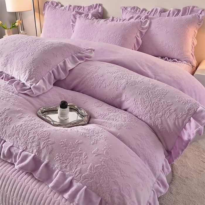 91家纺网 家纺一手货源 找家纺 赫本家纺  2025新款高克重纯色花边款雕花绒床盖款四件套 如梦-紫