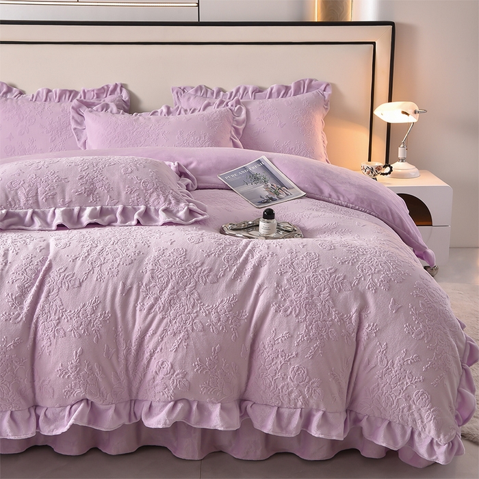91家纺网 家纺一手货源 找家纺 赫本家纺  2025新款高克重纯色花边款雕花绒床盖款四件套 如梦-紫