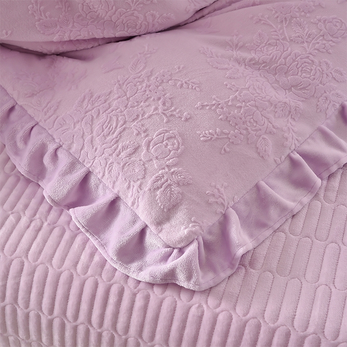 91家纺网 家纺一手货源 找家纺 赫本家纺  2025新款高克重纯色花边款雕花绒床盖款四件套 如梦-紫